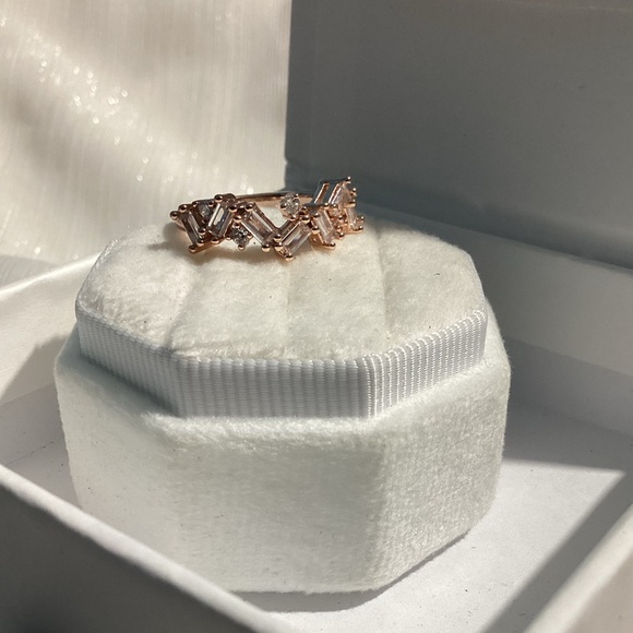 💋Beautiful Rose Gold Baguette DIamond (Lab) Cluster Band - Picture 7 of 16